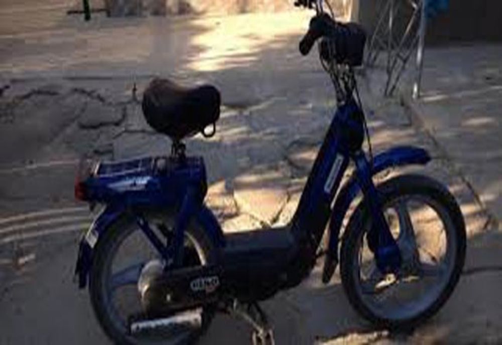 Cu mopedul neînregistrat şi fără permis