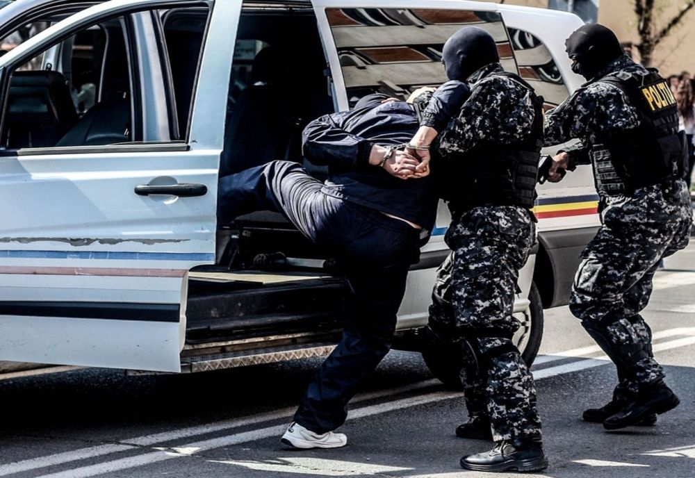 La Pustă Vale: chemaţi să aplaneze un conflict, jandarmii au fost loviţi cu pietre de un grup de localnici 