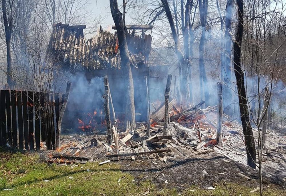 Incendiu într-o gospodărie din Bănişor. O persoană a suferit arsuri de gradul I