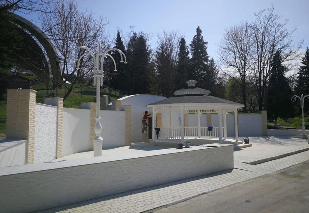 În Parcul Central, continuă  amenajarea foișorului pentru oficierea căsătoriilor. Lucrarea, finalizată până la Paște 