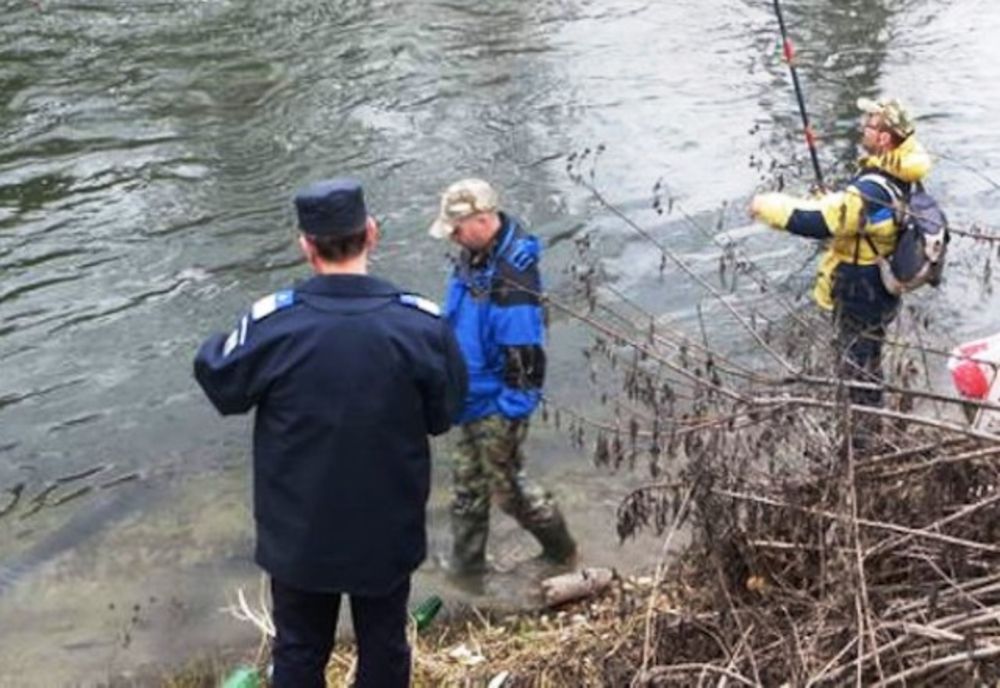  Doi bărbați, sancționați contravențional de jandarmi. În plină pandemie și prohibiție erau la pescuit   