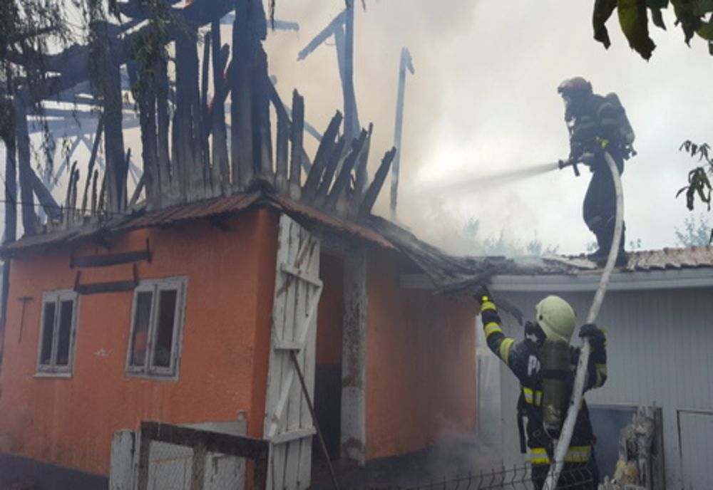 Incendiu într-o gospodărie din Românași. Pompierii, chemați în sprijin