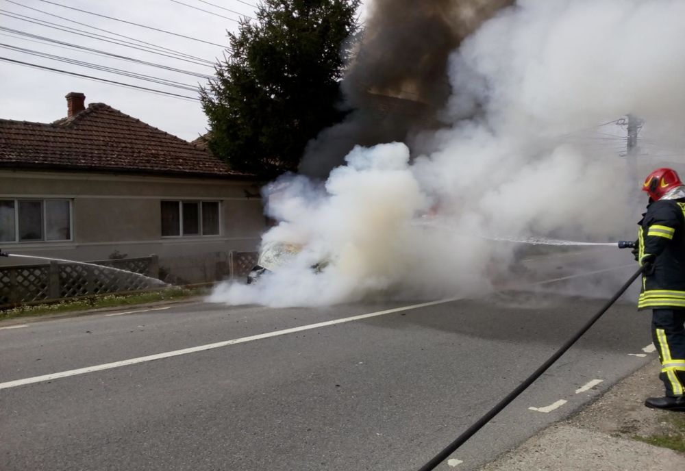 Incendiu la Surduc. Și-a văzut mașina în flăcări și a suferit un atac de panică