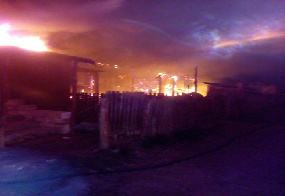 O casă din localitatea Cristolțel, cuprinsă de flăcări în toiul nopții