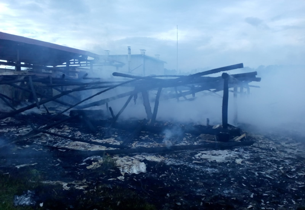 La Gârbou: un depozit de furaje, mistuit de flăcări 