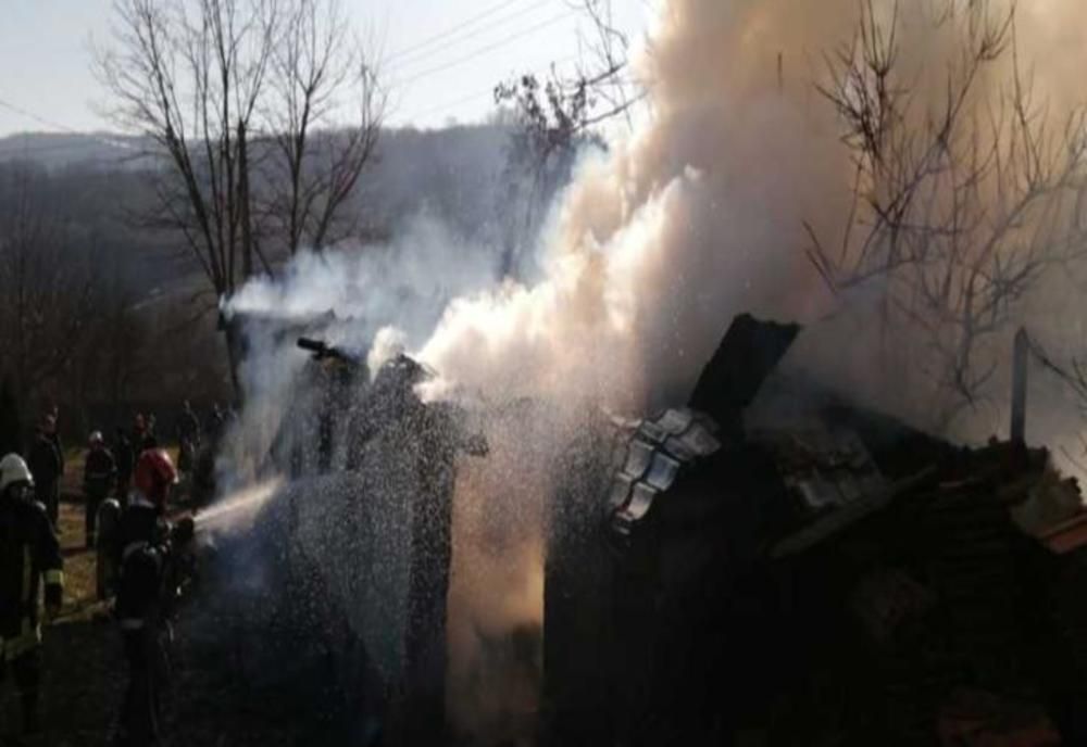 Anexă gospodărească cuprinsă de flăcări în localitatea Cizer