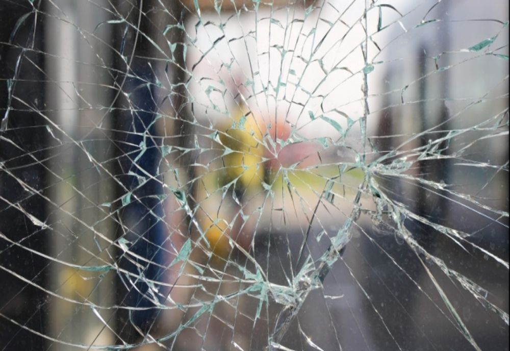 Carantina l-a scos din minți pe un tânăr. A distrus mai multe bunuri din camera unde era cazat