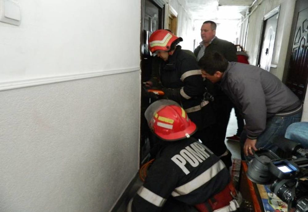 Zălăuancă blocată în casă, salvată de pompieri