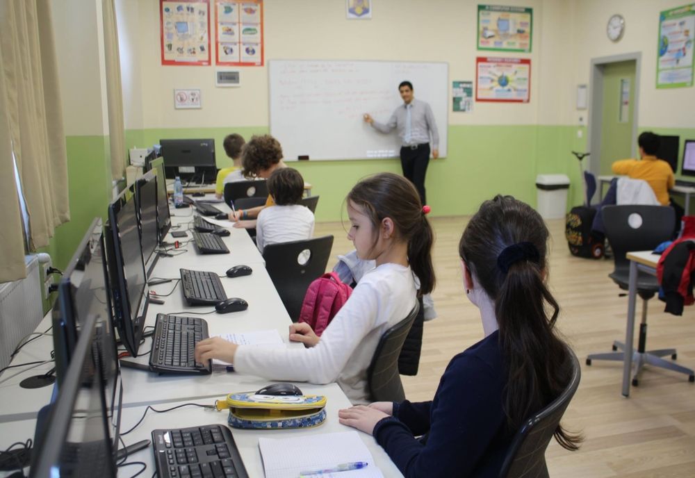 Bani de calculator - ''Euro 200''. S-a publicat lista elevilor beneficiari din Sălaj