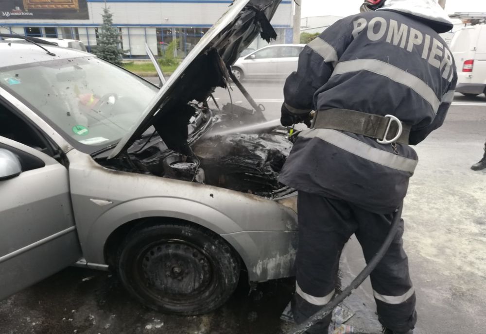  Autoturism cuprins de flăcări într-o parcare din municipiu 