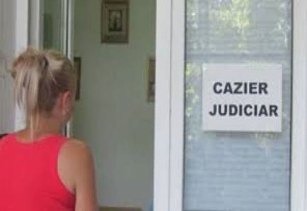 Peste 100 de certificate de cazier şi zeci de adeverinţe de integritate comportamentală au fost eliberate de poliţişti în câteva ore