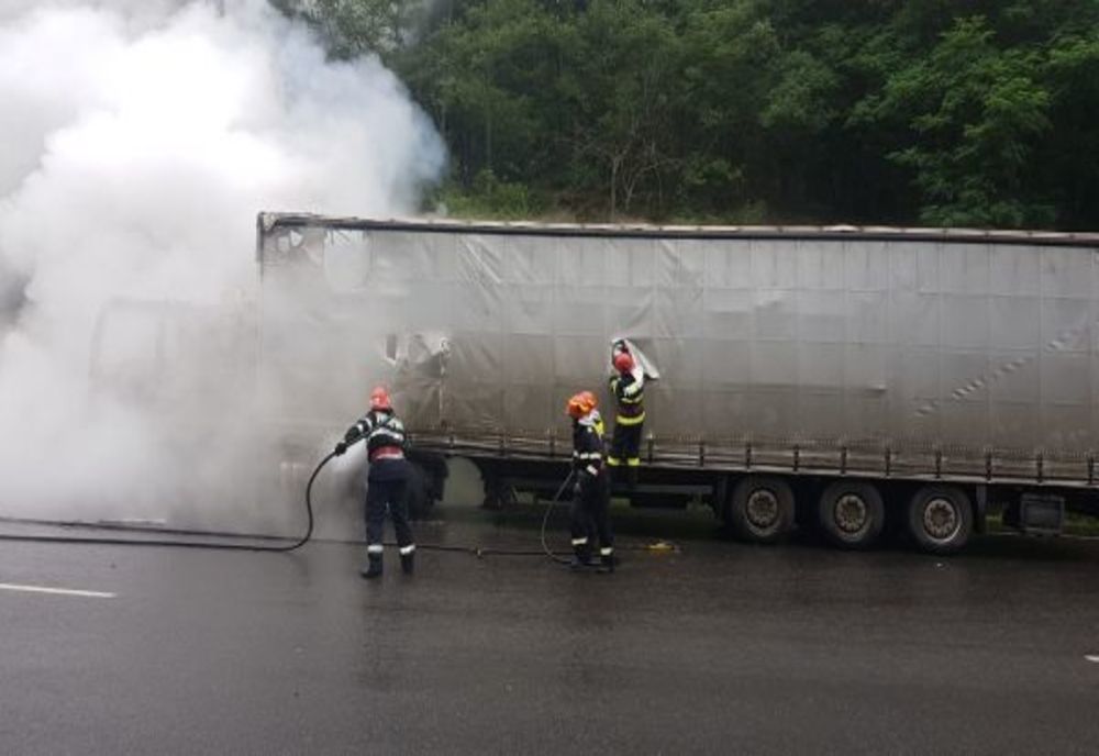 Incendiu la cabina unui TIR, pe DN1F, între Zalău și Ciumârna