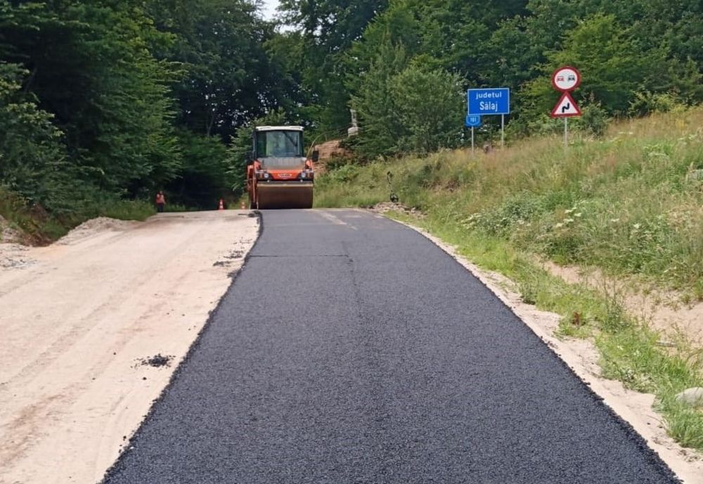 A început asfaltarea pe drumul județean 161 Panticeu – Sărata – limită cu județul Sălaj
