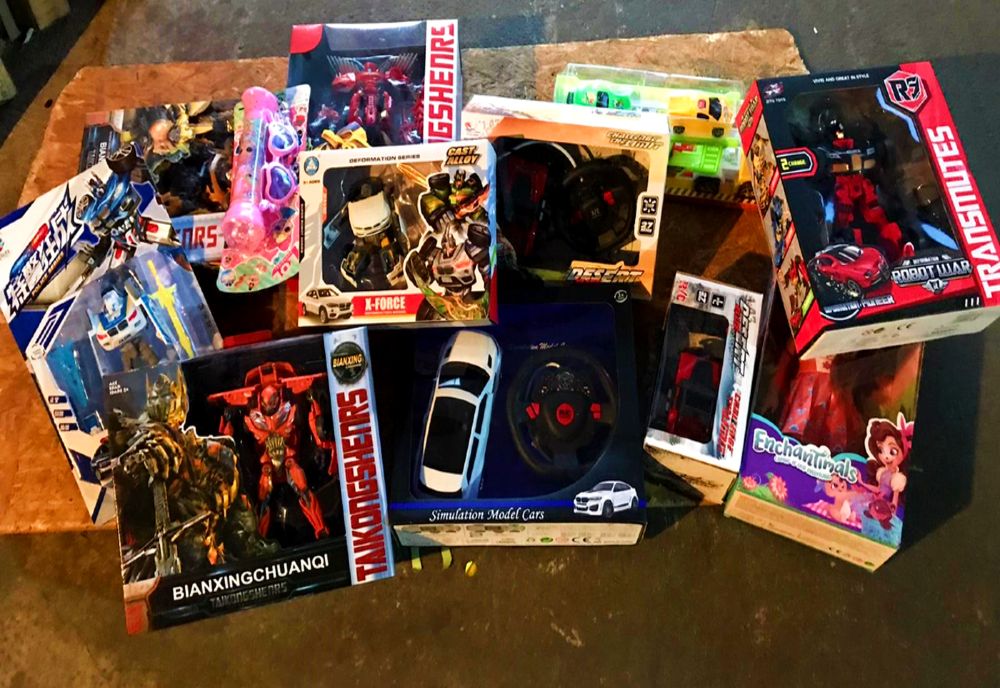 Peste 800 de cutii cu jucării şi articole de îmbrăcăminte au fost confiscate de poliţişti