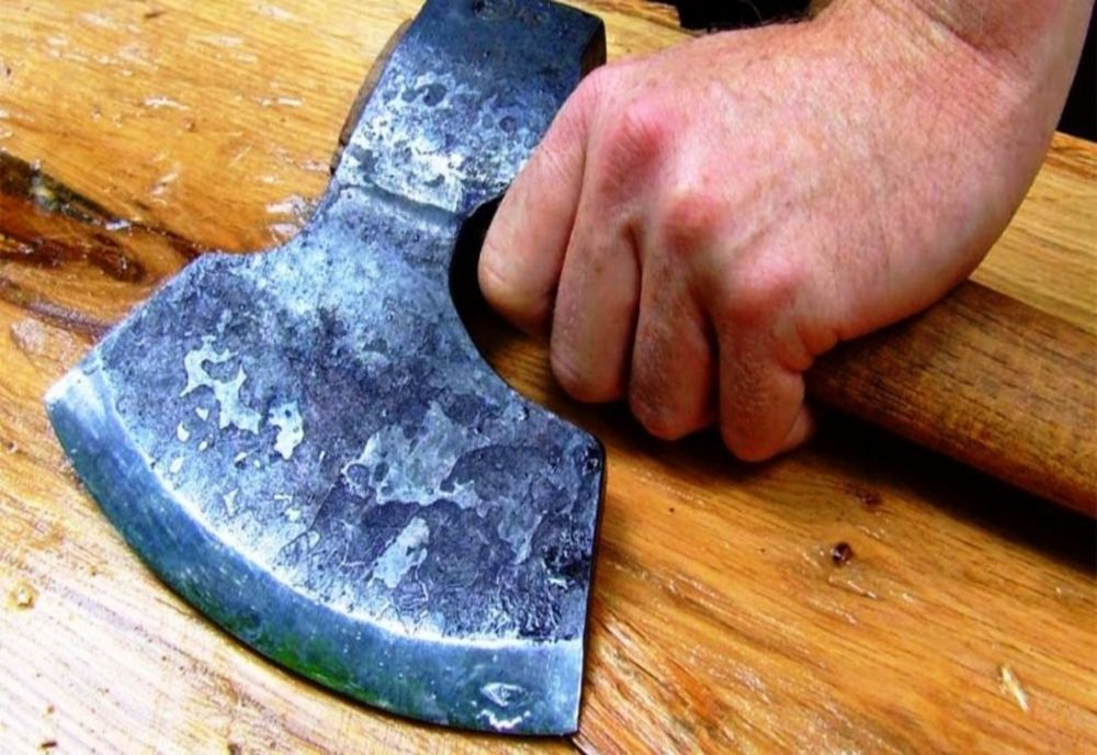 Bărbat din Cehu Silvaniei, după gratii pentru 30 de zile! Și-a atacat un prieten de pahar cu toporul