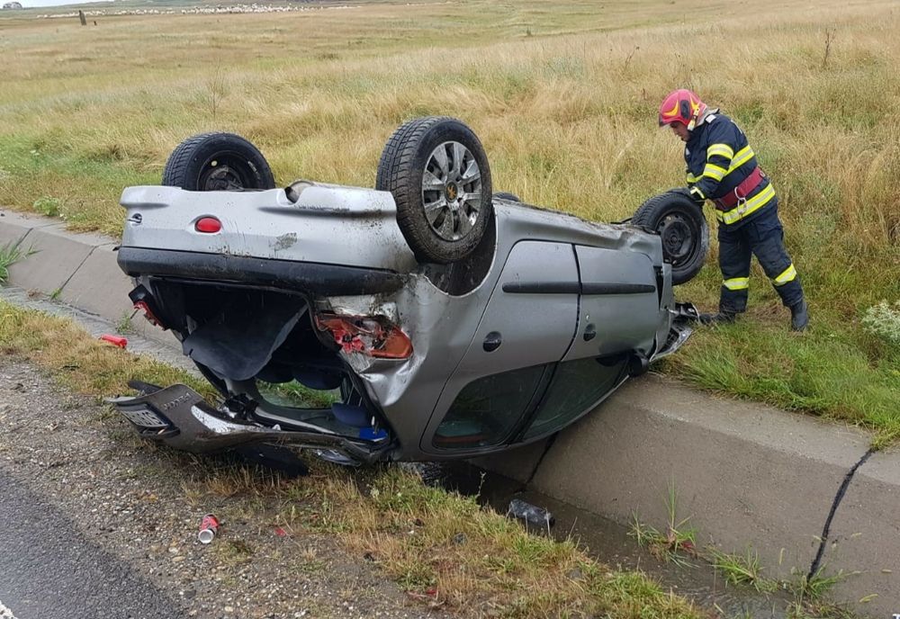 FOTO | Accident rutier în Sălaj! O persoană rănită după ce s-a răsturnat cu maşina
