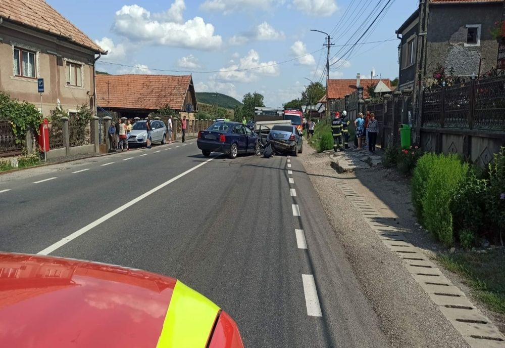 FOTO | Două accidente rutiere în Rădaia pe şoseaua dintre Cluj şi Zalău! Mai multe maşini avariate şi trei persoane rănite