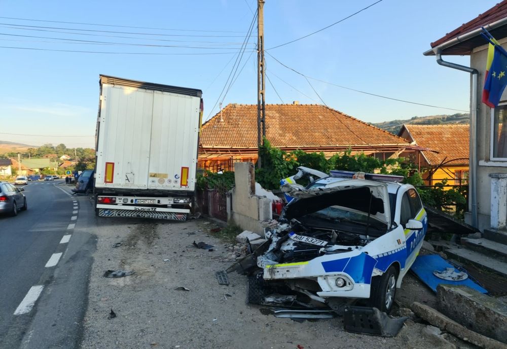 FOTO | Grav accident în Sălaj provocat de un şofer din Argeş! A intrat cu TIR-ul într-o maşină de poliţie şi în duba de jandarmi