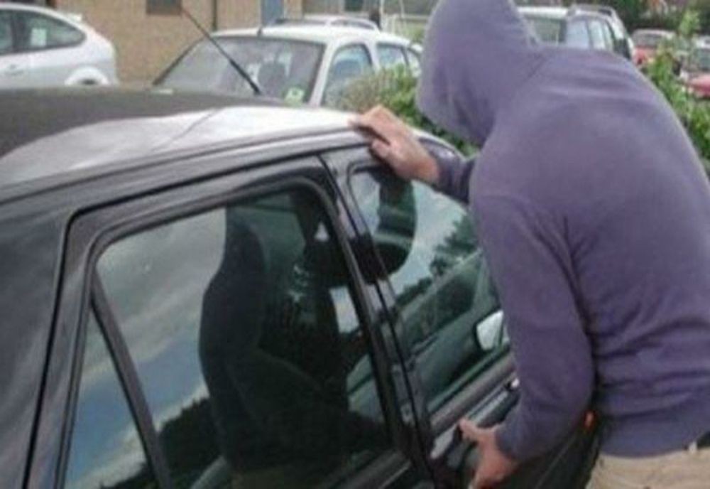 Laptop şi alte bunuri furate dintr-o maşină parcată în Zalău! Hoţul a fost prins