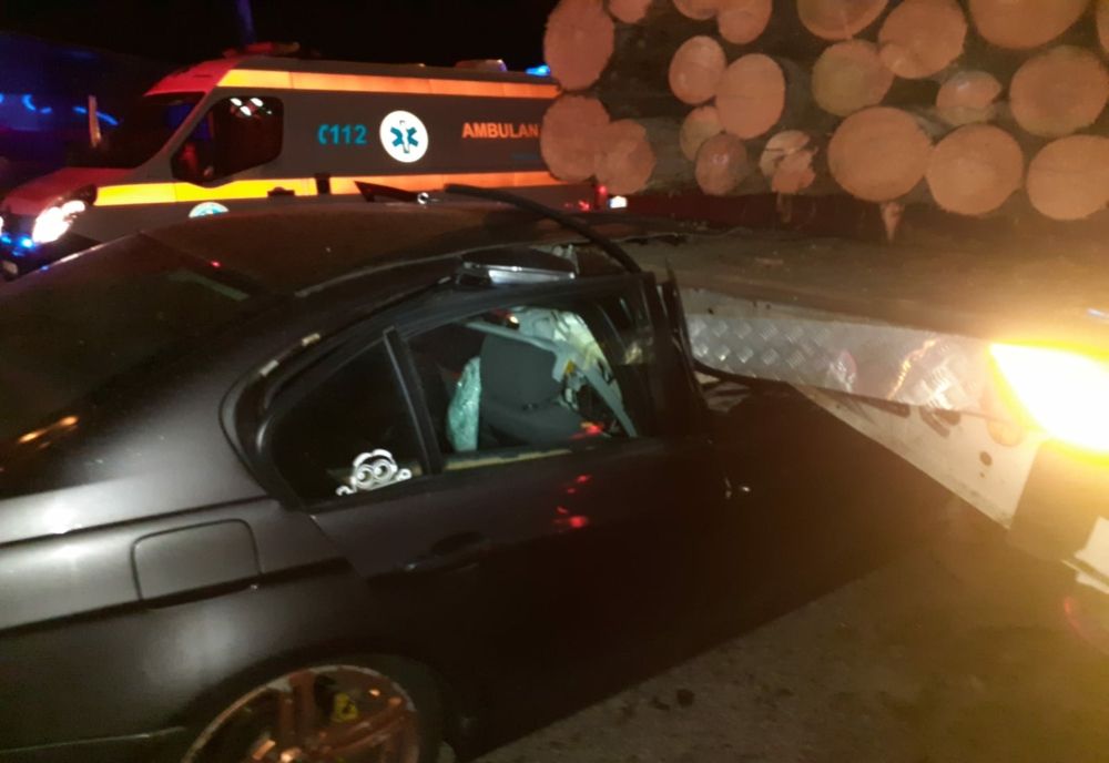 Grav accident la ieşire din Dej! Un tânăr de 20 de ani, la volanul unei maşini din Sălaj, s-a izbit violent de un autotren încărcat cu lemne (FOTO)