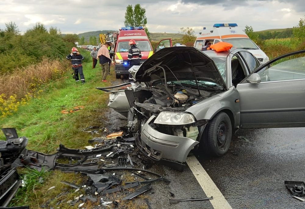 FOTO: Accident pe DN 1F, între Bocșa și Sălăjeni! Patru persoane, dintre care una a fost încarcerată, au fost transportați la spital