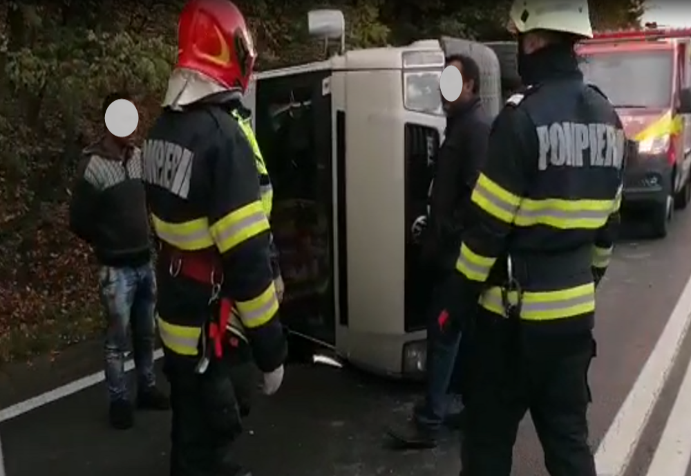 Grav accident pe şoseaua Cluj - Oradea provocat de un şofer din Jibou! Şase persoane rănite după ce un microbuz s-a răsturnat