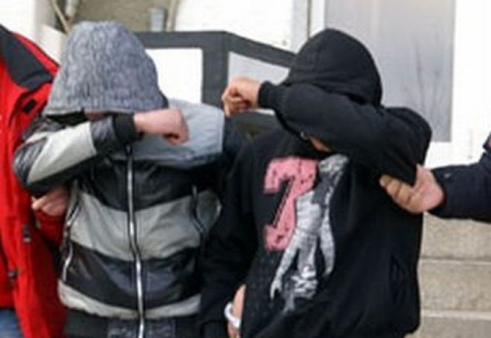 Bărbat bătut în propria casă de doi tineri! I-au furat 50 de lei şi un telefon