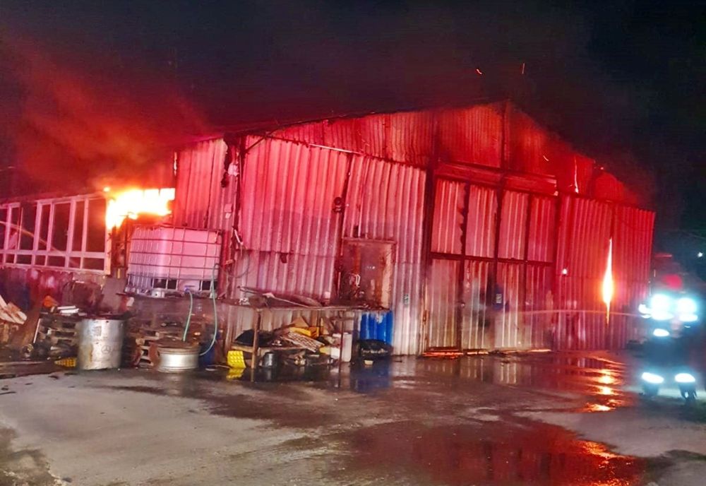 Incendiu la o hală din Crișeni! Au ars un cap tractor TIR și mai multe bunuri