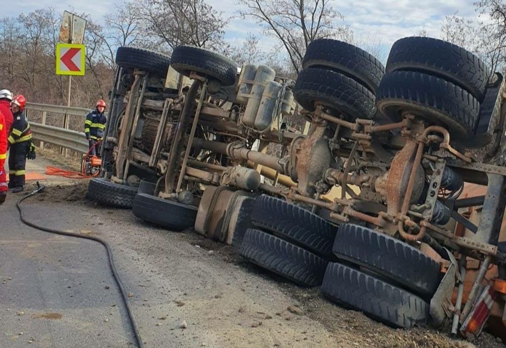 Grav accident pe DN1 în Mirşid! Un autocamion s-a răsturnat (FOTO)
