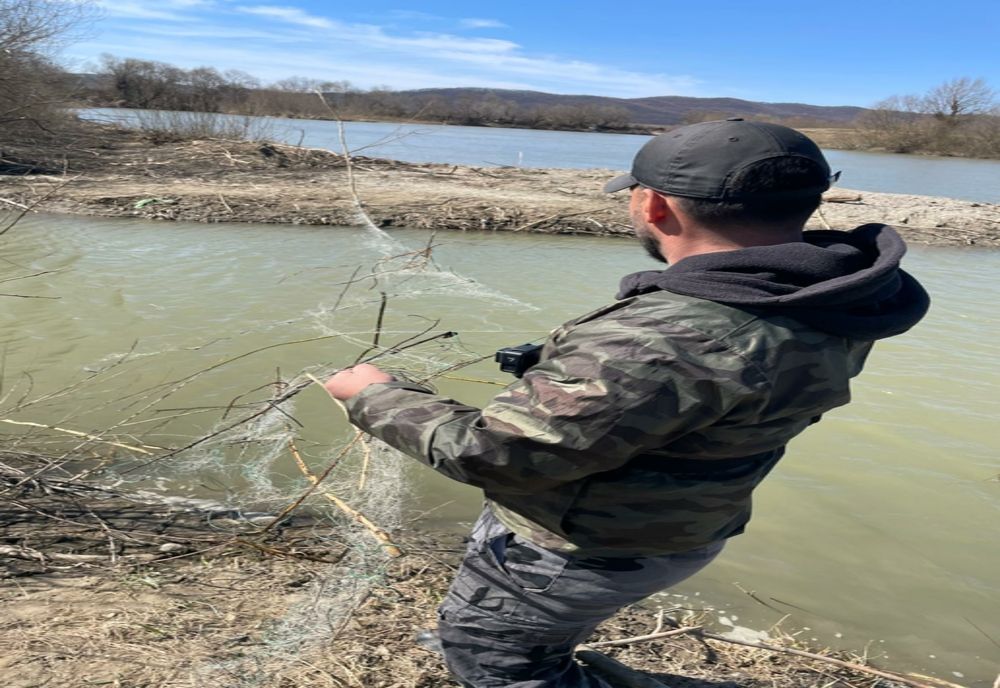 Bărbaţi din Someș-Odorhei prinşi la pescuit cu "setca"