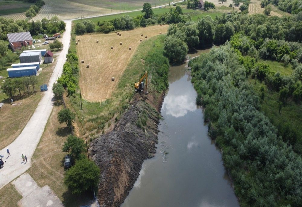 Decolmatarea prizei de apă de la derivația Barcău, finalizată! Ce cantitate de aluviuni a fost evacuată