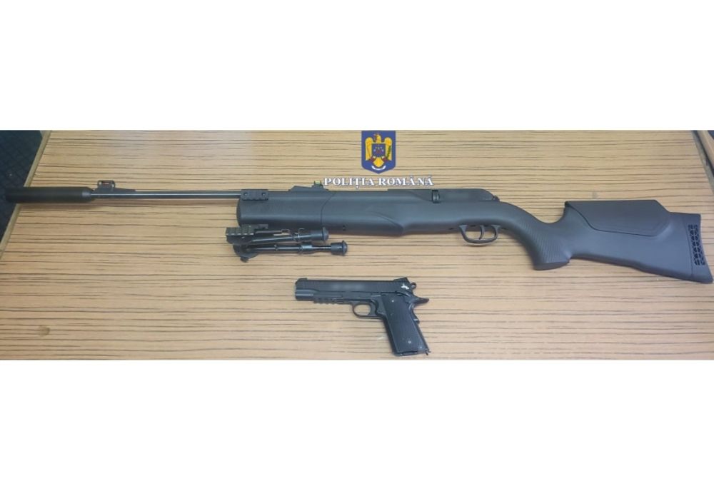Arme deţinute ilegal de către o femeie din comuna Bobota! Poliţiştii le-au confiscat (FOTO)