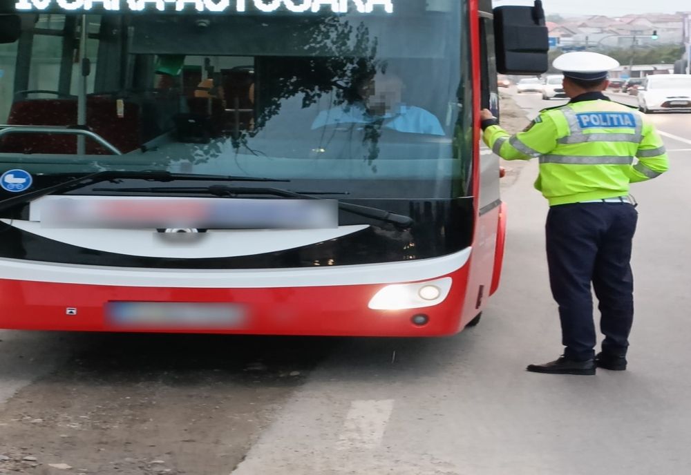 Zeci de vehicule destinate transportului public de persoane din Sălaj, verificate de polițiști
