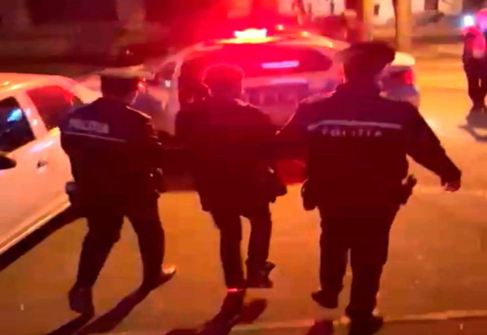 Doi tineri din Românași au fost prinşi de poliţişti după ce au tâlhărit un bătrân în propria casă