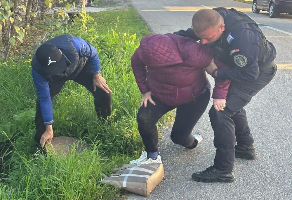La un pas de tragedie: o femeie din Șimleu Silvaniei şi-a prins piciorul într-o gură de canalizare (FOTO)