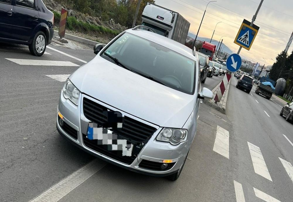 Tânăr din Zalău lovit de o maşină pe trecerea de pietoni! A ajuns la spital (FOTO)