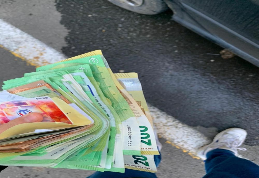 Gest demn de laudă al unui minor din Zalău după ce a găsit peste 3000 de euro pe stradă