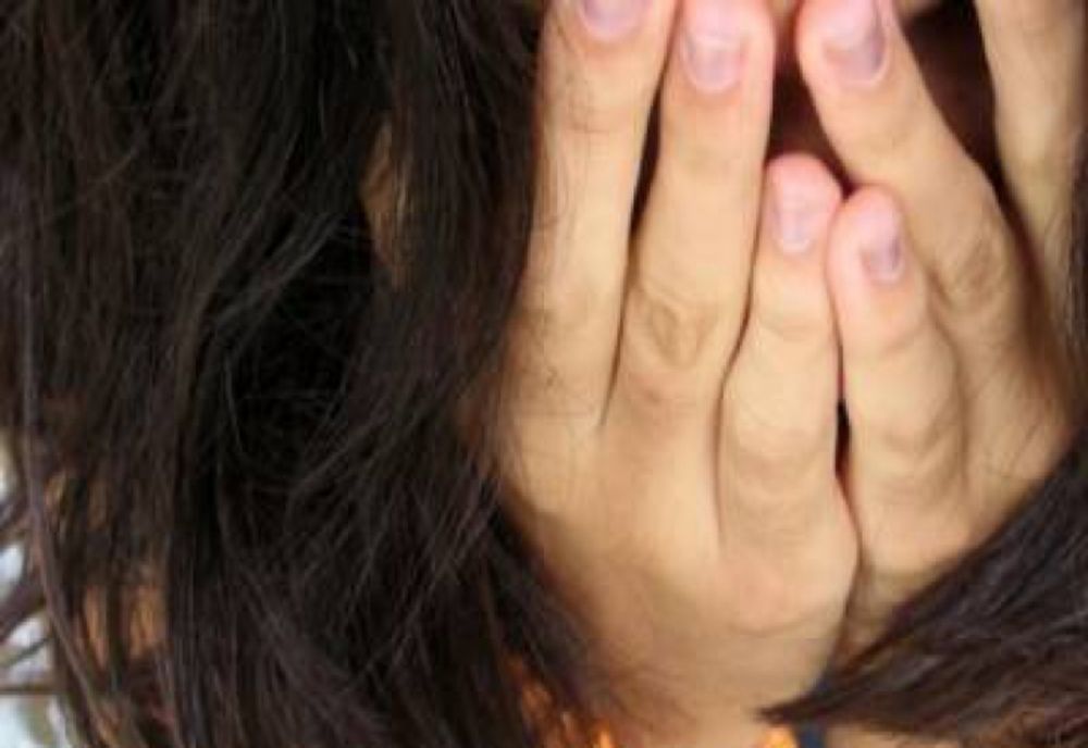 Minoră din Sălaj şantajată de un tânăr cu fotografii compromiţătoare! I-a cerut bani