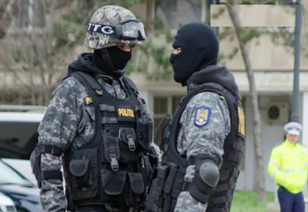 Scandal în fața postului de poliție din comuna Marca! Zece bărbaţi şi două femei s-au bătut cu topoare şi cuţite