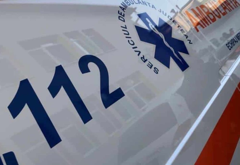 Ambulanţă atacată de un bărbat pe DN19B! A lovit cu pumnii şi cu picioarele