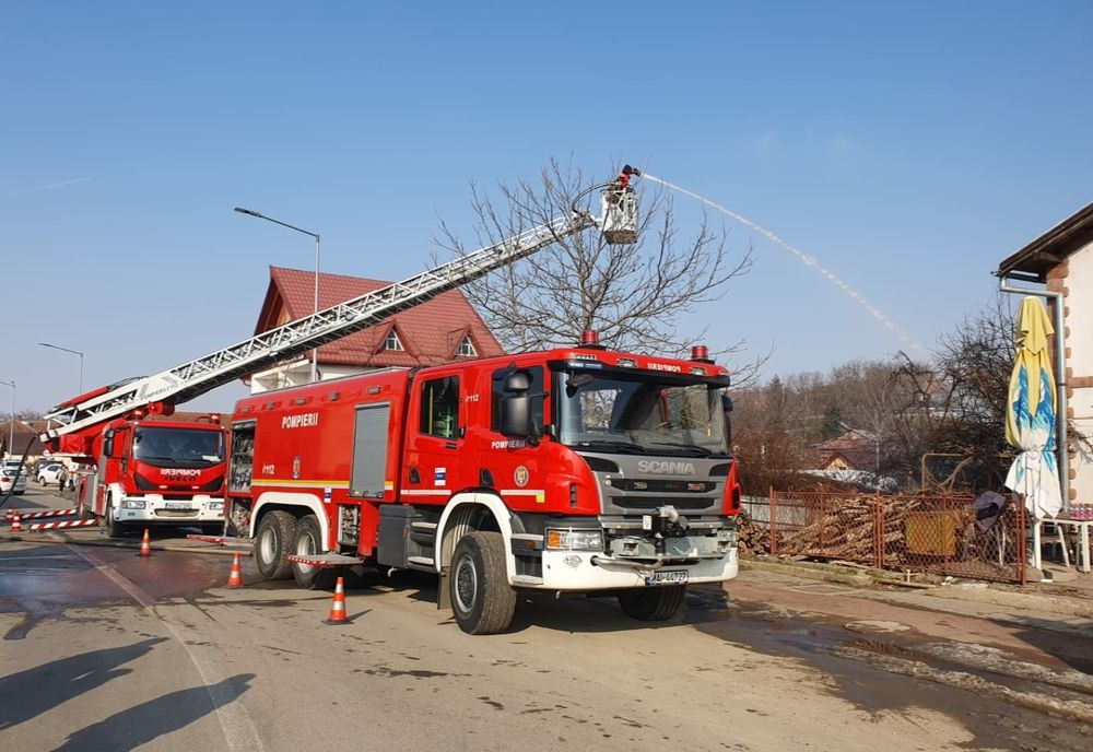 Incendiu la o casă din Zalău! 4 persoane s-au autoevacuat (FOTO)