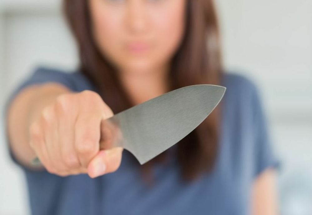 O femeie din Horoatul Crasnei și-a înjunghiat fiul! A fost reținută de polițiști