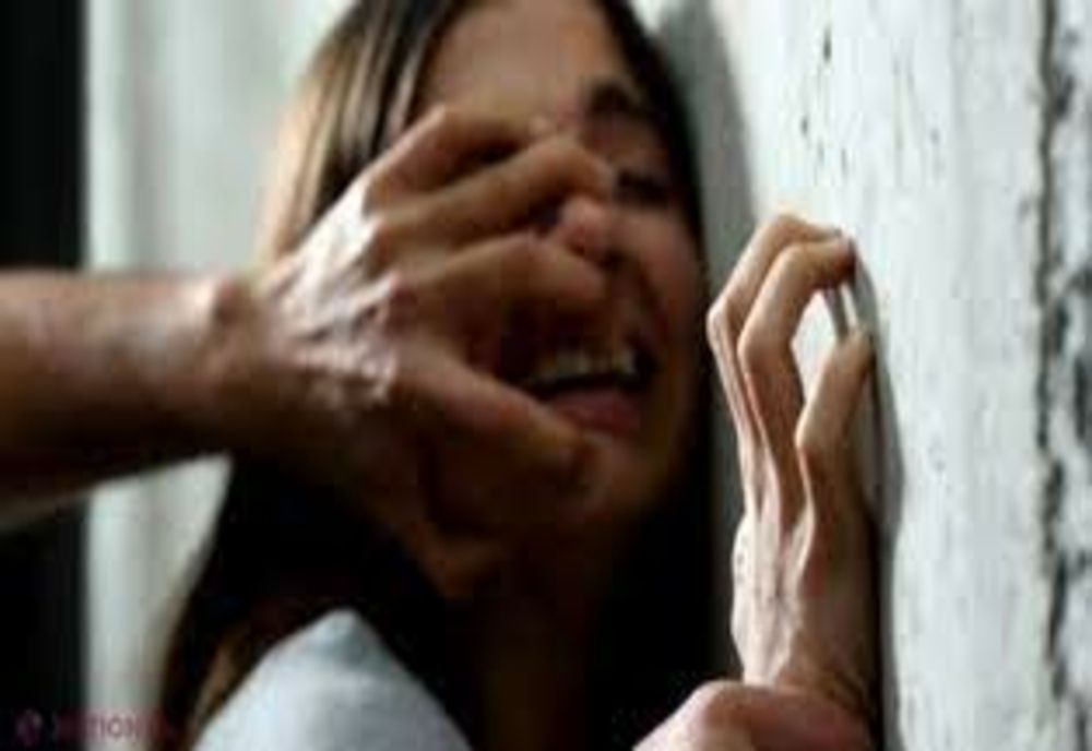 Doi tineri de 15 şi 18 ani bătuţi în propia casă de 8 bărbaţi! Ulterior au răpit o minoră de 16 ani