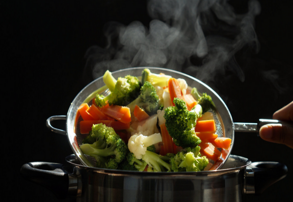 Tu știi când se pun legumele la gătit? În apă rece sau caldă?