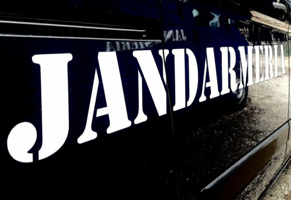 Scandal într-un centru comercial din Zalău! Patru persoane au agresat un agent de pază pentru că nu i-a lăsat să cerşească