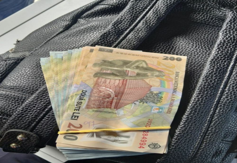 Zalău: Rucsac care conținea 10.200 de lei, carduri bancare și documente de identitate, găsit de polițiști și restituit persoanei care l-a pierdut