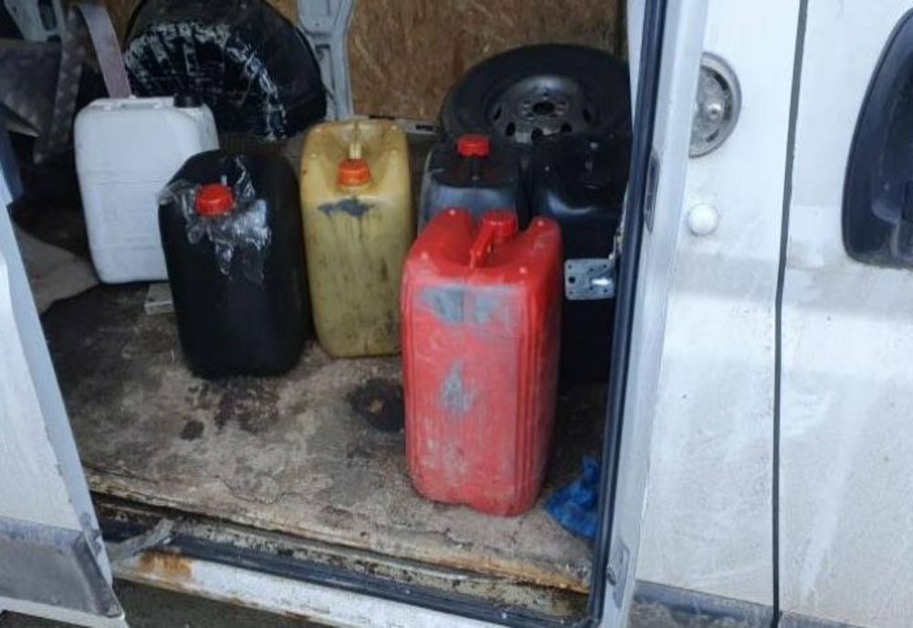 Cinci persoane care au furat peste 120 de litri de motorină dintr-o autoutilitară parcată au fost prinse de polițiștii din Ip