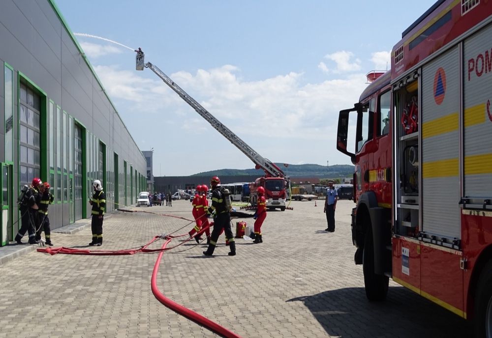 Incendiu de mari proporții la o hală de producție din Zalău - Exercițiu tactic desfășurat de pompierii sălăjeni