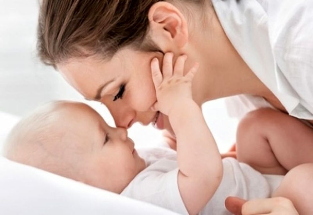 Bani în plus de la Guvern pentru mame. Condițiile pe care trebuie să le îndeplinească