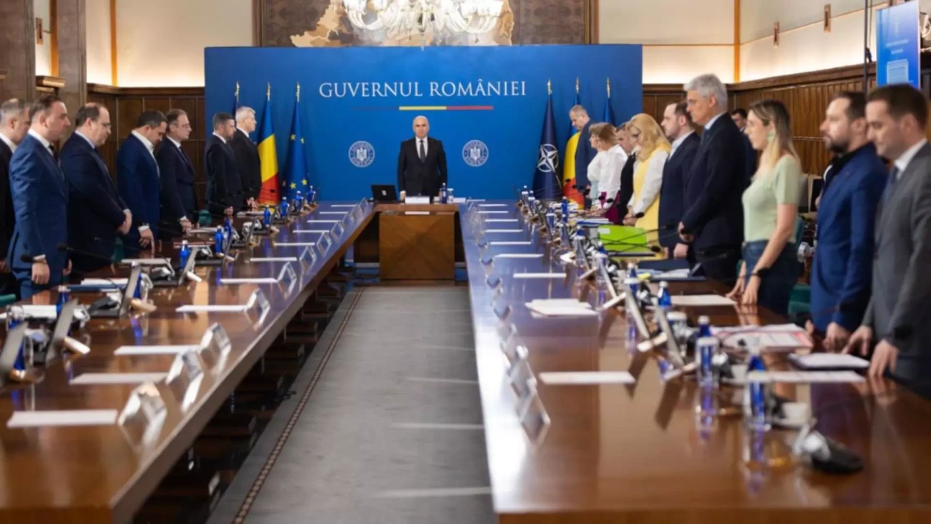 Moment de reculegere la începutul ședinței de Guvern, în memoria lui Mircea Lucescu-FOTO